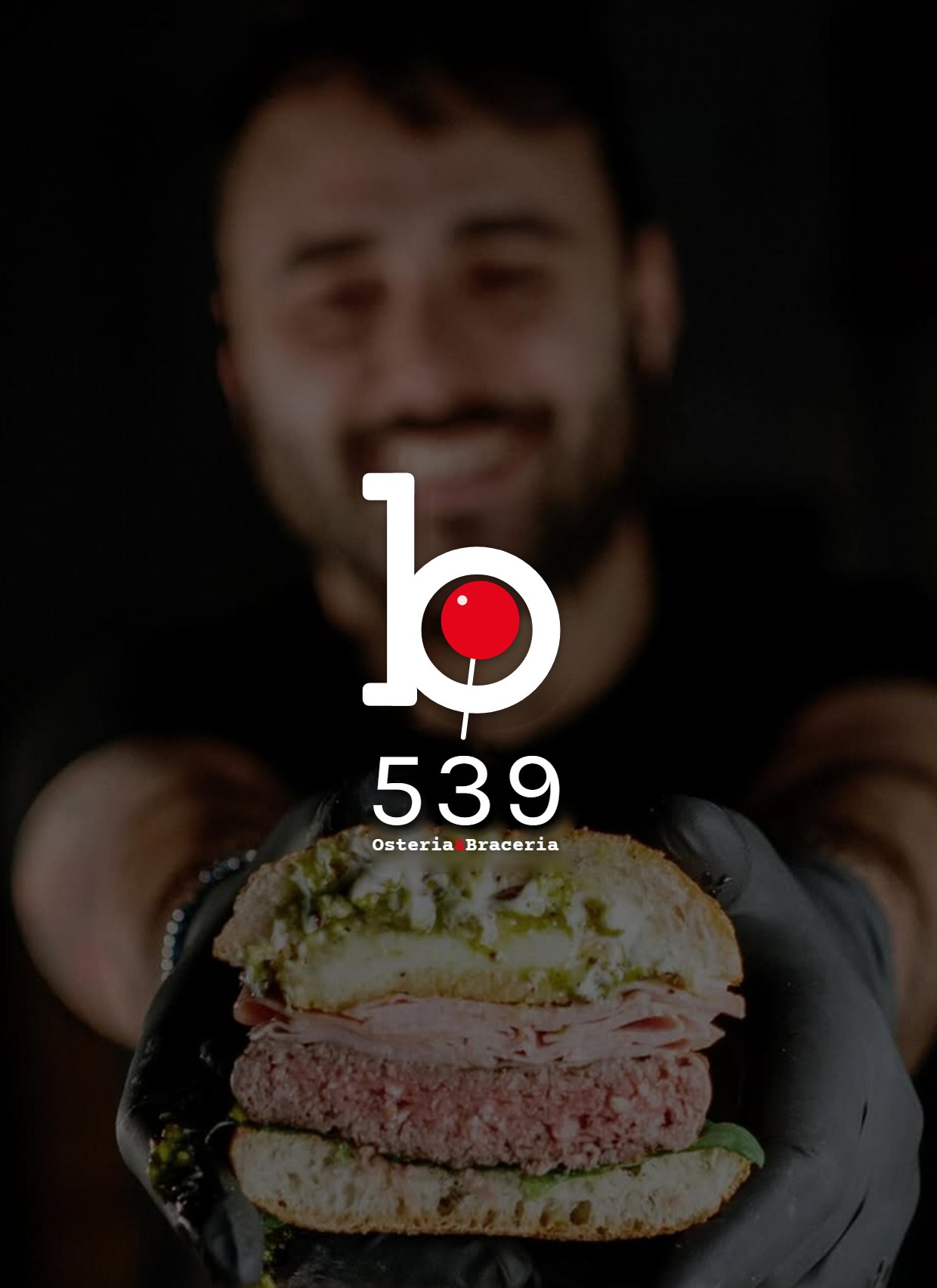 Lo chef di Burgeria 539 con un burger