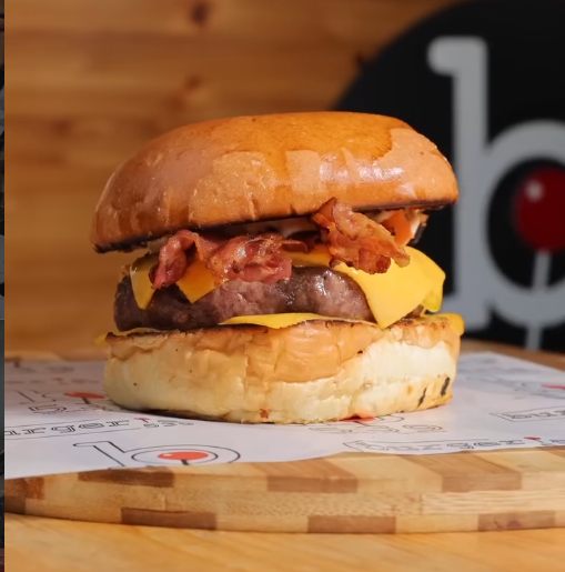 Burger con hamburger, cheddar e bacon