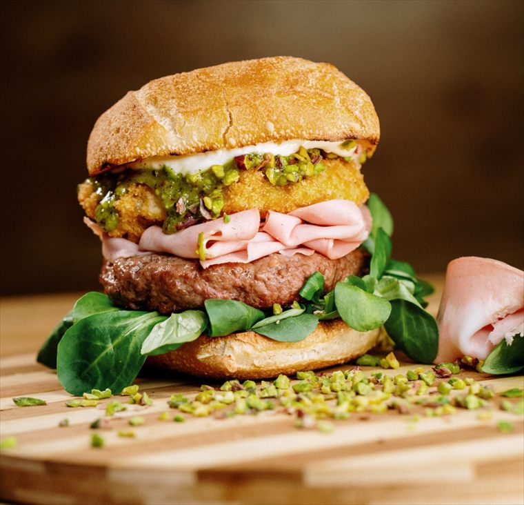 Burger Bambola 2.0 con mortadella e pistacchio