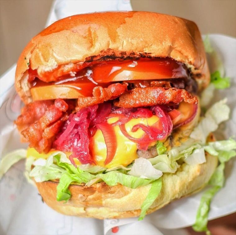 Burger 539 con insalata, pomodoro, cheddar, bacon, cipolla caramellata e salsa BBQ