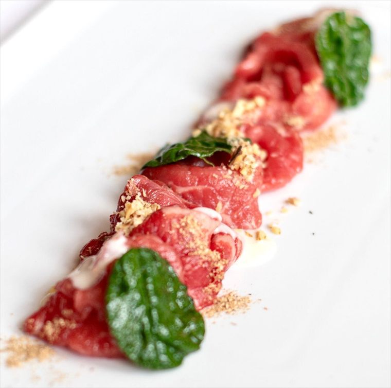 Carpaccio di manzo con pomodorini e basilico