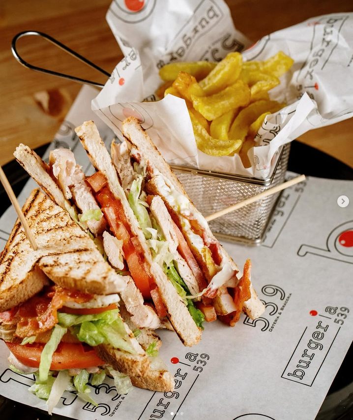 Club sandwich con patate stick