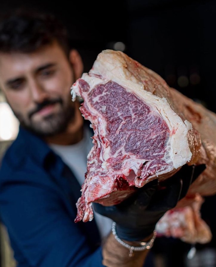 Lo chef mostra un taglio di costata frollata – Burgeria 539
