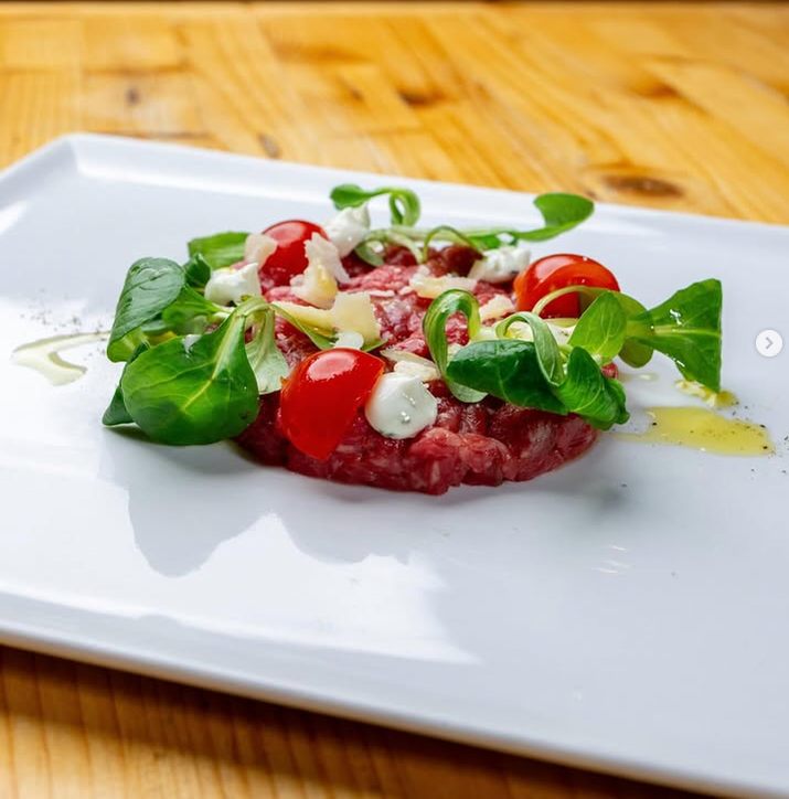 Tartare di manzo selezione 539 con pomodorini, songino e grana